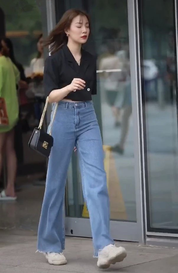 老爹|小姐姐因穿一条“大喇叭裤”,一出门被街拍,配老爹鞋都气质爆棚
