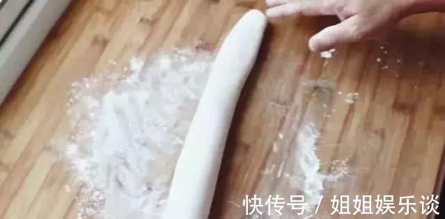 红糖水|糯米粉最好吃的做法，开水一烫，大刀一切，全家人都有爱吃