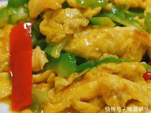 “苦瓜炒鸡蛋”不苦，有诀窍，出锅后色泽鲜亮，营养美味