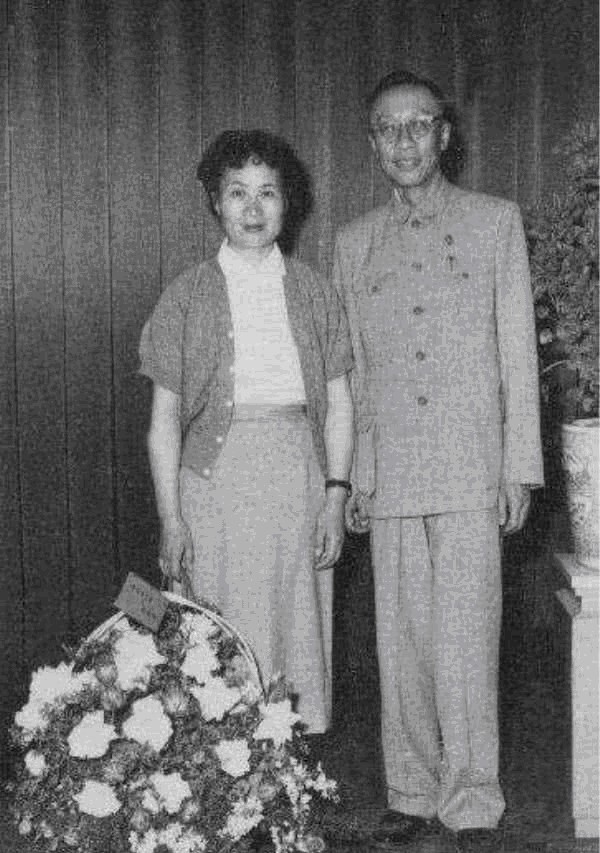 龙椅|溥仪晚年与妻子重游故宫,再次看到龙椅时道出1句话,饱含心酸苦楚!