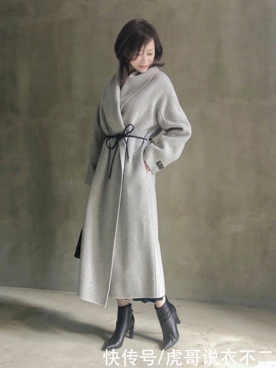50岁女人冬季穿衣要年轻点，看日本博主示范，每一套都好优雅