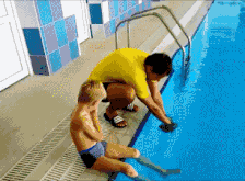 |搞笑GIF:骚年,抢一次镜头就好了,非要被打了才知道错