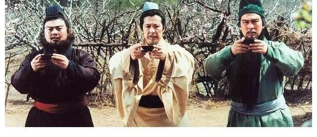 曹操@关羽两次被生擒,为何既不突出重围也不自裁?答案令人悲哀