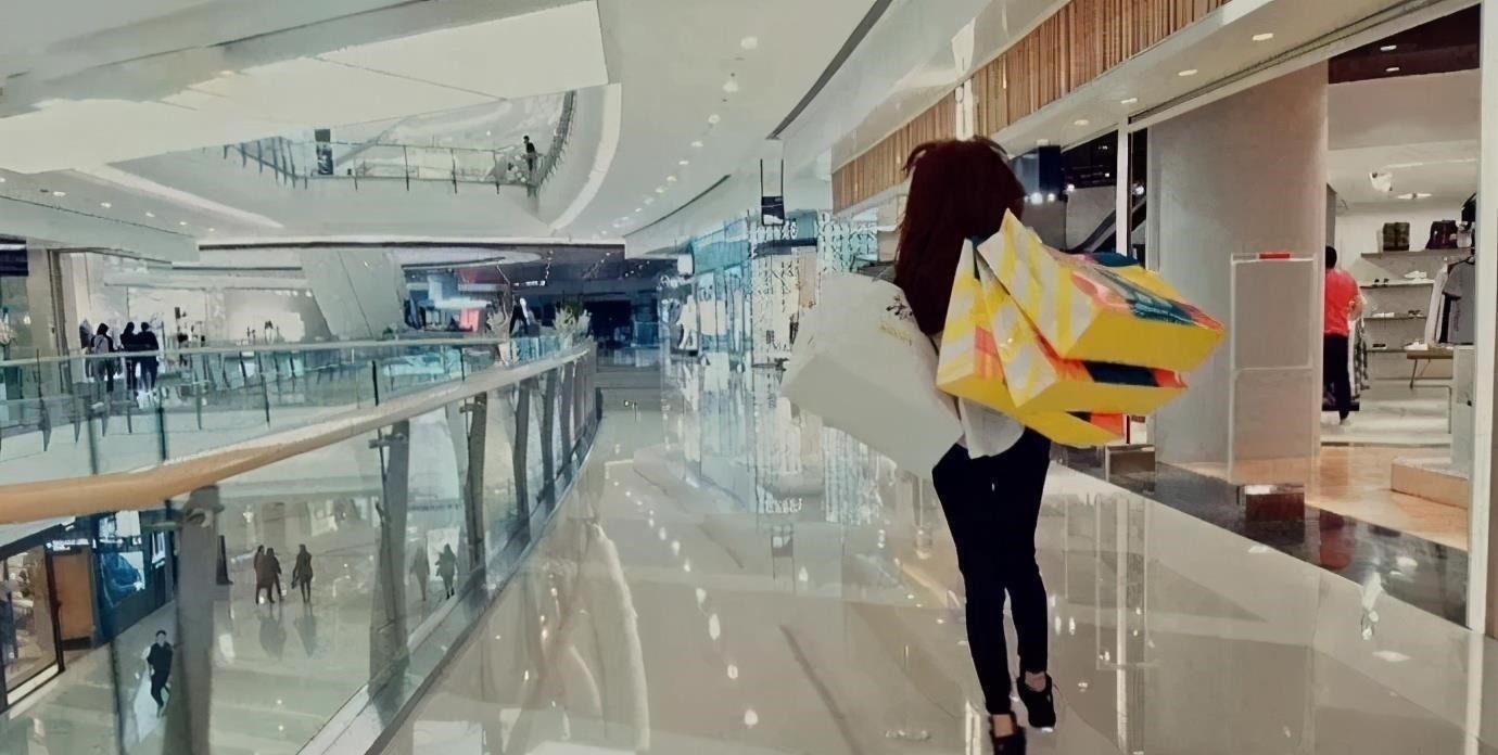 父母|16岁吃饭还要人喂,日花销过万的“巨婴”思琦,现状值得家长反思