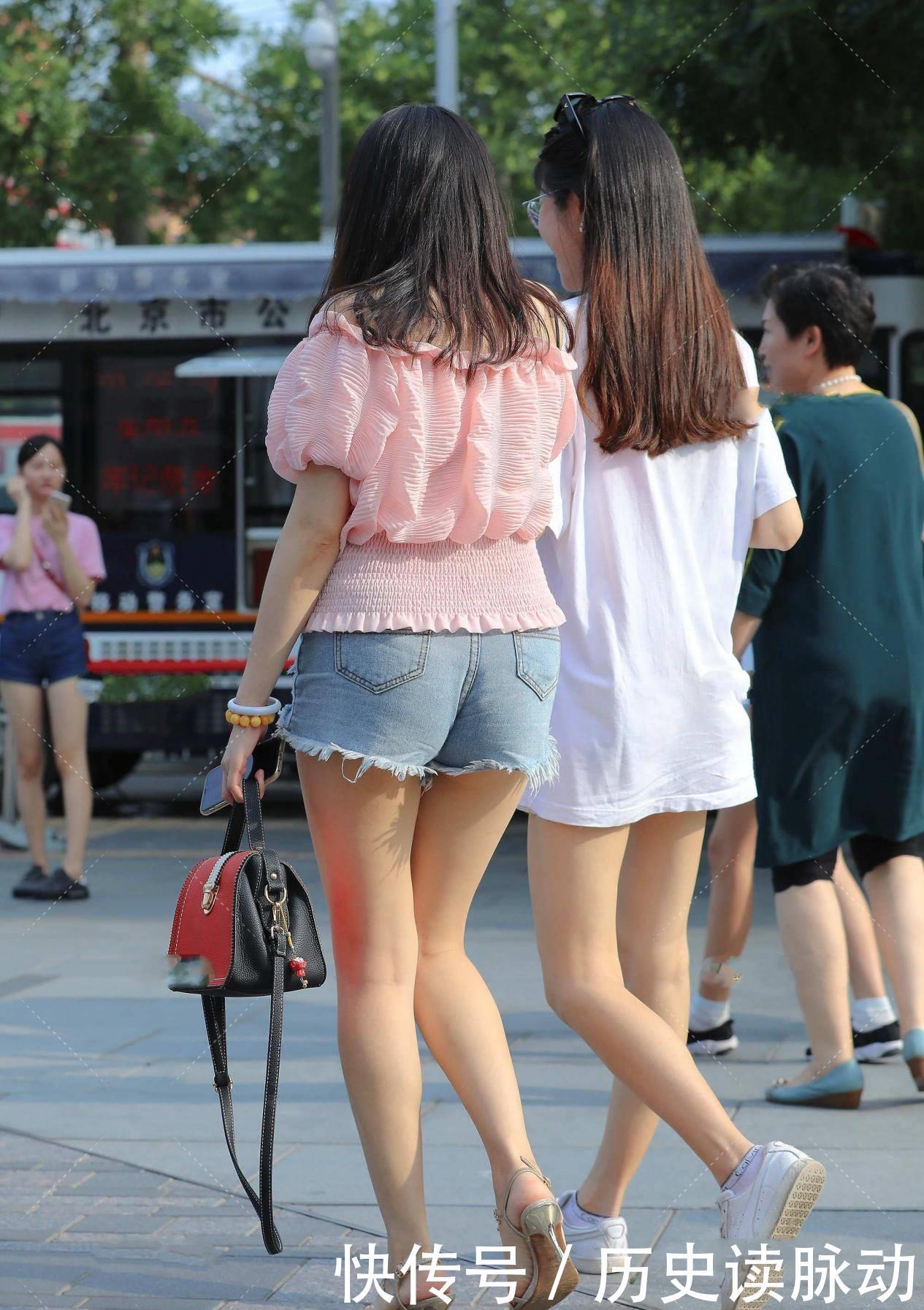 减龄|粉色一字肩,设计感十足尽显青春,减龄又时尚