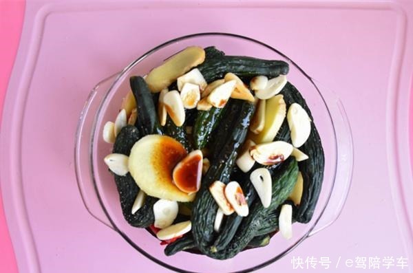 腌黄瓜还只加盐,那就错了!多加这一步,黄瓜嘎嘣脆,久放也不坏!