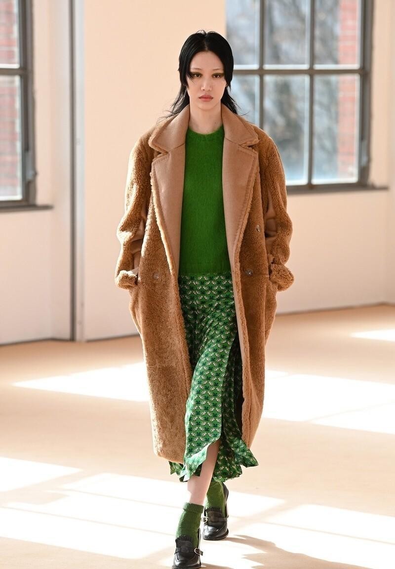 包包 谁说圣诞只能穿红色? 圣诞树的颜色见过没? 绿+棕的搭配也超时髦