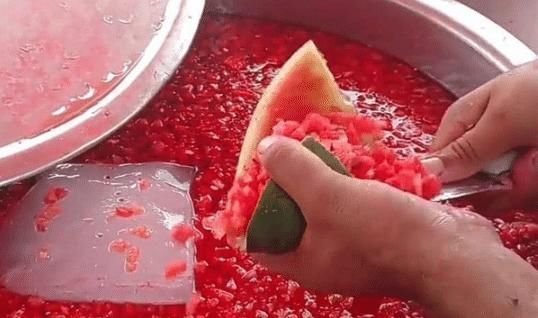 韩国|中国人吃西瓜豪放,韩国人吃西瓜精致,看到迪拜人吃西瓜众人笑了