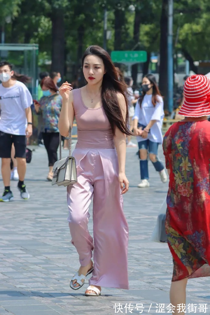 漂亮 街拍很漂亮的长发美女姐姐