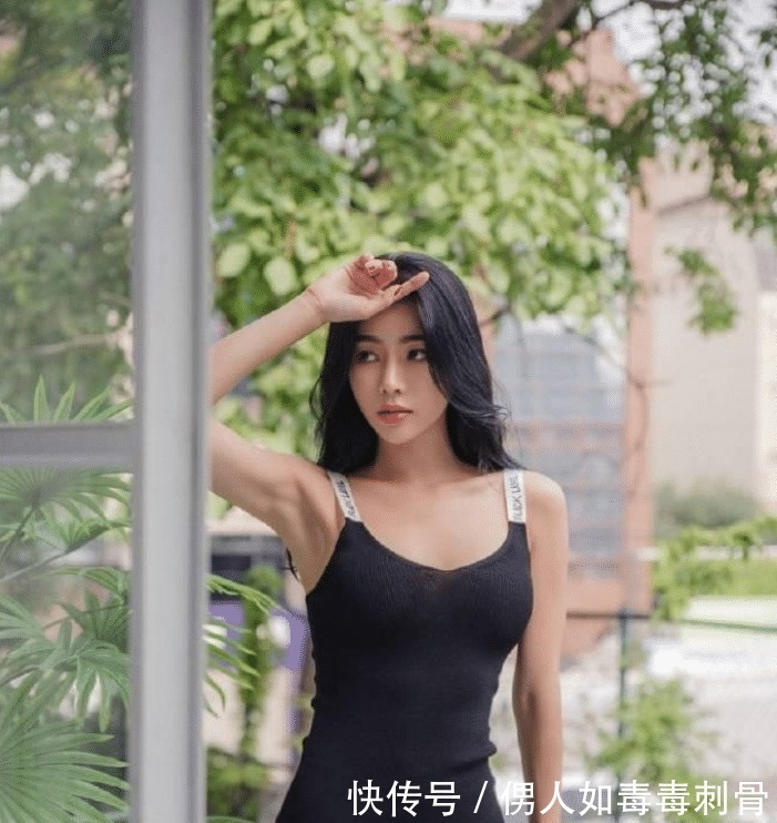 连衣裙 楼下的贵妇嫌天气太热,把连衣裙下摆都撕烂了,这样还能穿出门吗