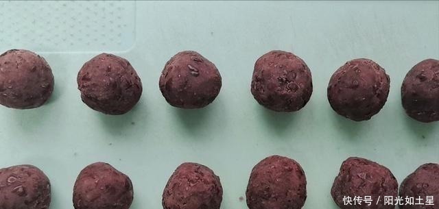 不用烤箱,一个平底锅就能做出,酥的掉渣的豆沙小酥饼!