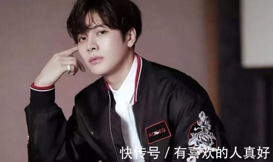 戴眼镜|明星近视不戴眼镜时虞书欣扯眼皮,看到肖战按电梯我笑了