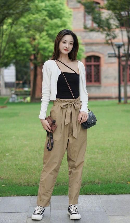 牛仔裤|美女穿紧身牛仔裤，配尖头高跟鞋，这样搭配好看又性感！