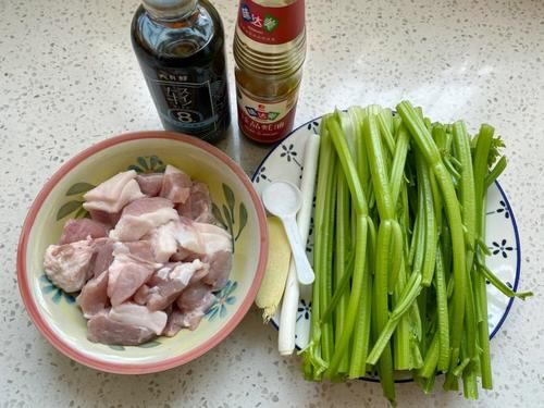  清香|老妈拿手的芹菜饺子，不用腌渍不用焯水，鲜嫩多汁清香扑鼻