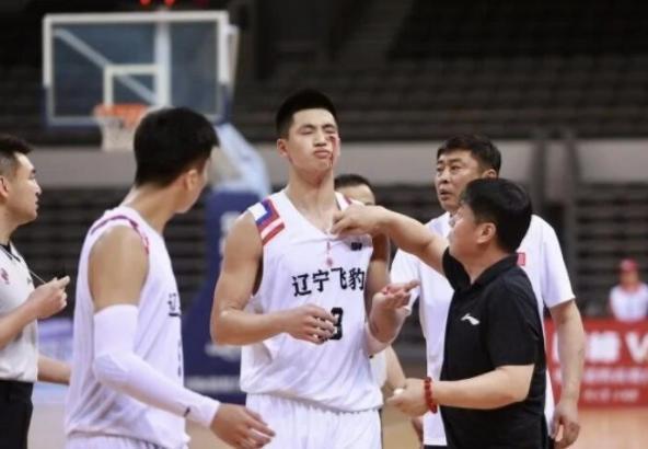 李虎翼|李洪庆留人成功!辽宁男篮小巴斯确定归队,拒绝多支球队的橄榄枝