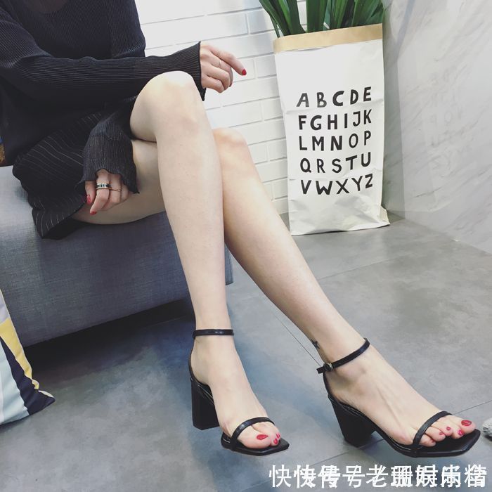 高跟凉鞋|美不美就看一双腿，一字带细高跟凉鞋，性感撩人尽情摇曳