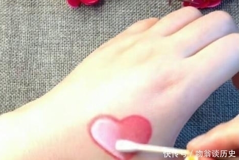 爱心@美术生在手上画粉色爱心水滴,像极了爱情,普通人:实力不允许!