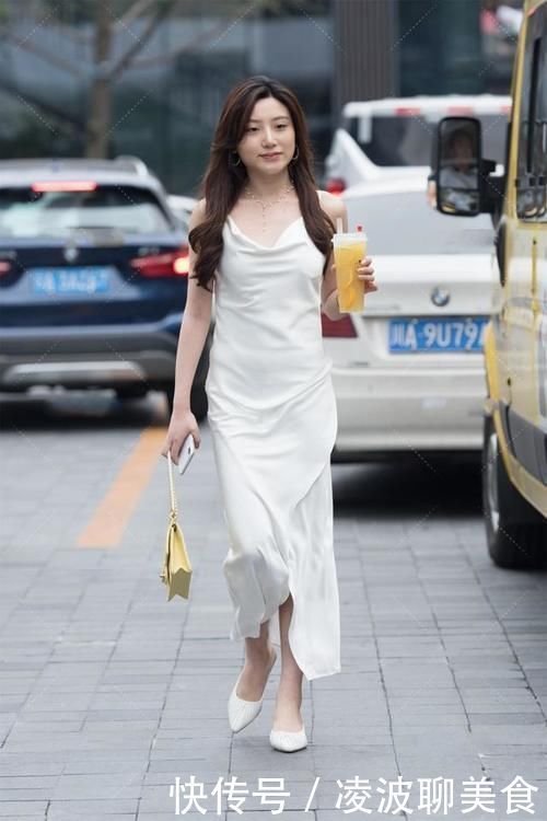 丝绸|街拍：温婉儒雅的女生，喜欢白色丝绸长裙，飘逸自然