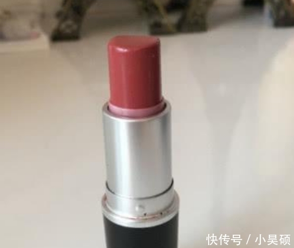 你的口红都用成哪种形状了看到第三种,网友你是嘬着用吗