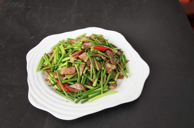 蒜薹炒肉之前，大厨都会多加一个步骤，蒜薹清脆爽口更入味