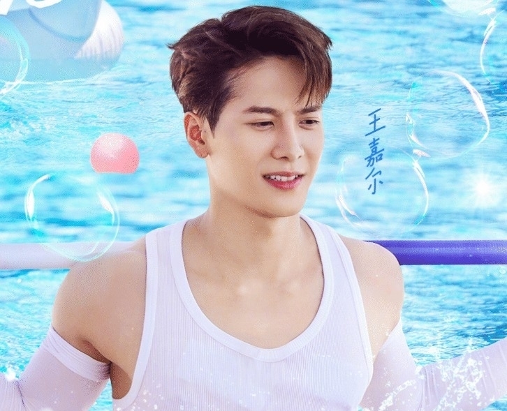 郑恺|《奔跑吧》新一期海报，全员统一穿白色衣服，唯独两个人例外！