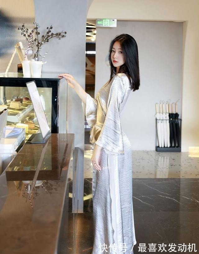 优雅 小姐姐身穿缎面的连衣裙，性感迷人，搭配一双高跟鞋优雅范十足！