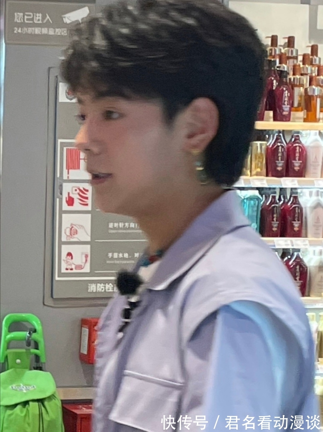 周也|《中餐厅5》路透，周也丁真超市购物，俩人同框画风让网友哭笑不得