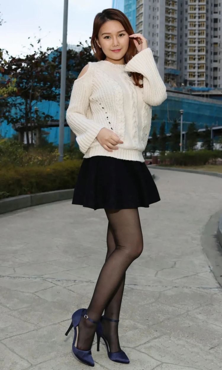 高跟鞋 百褶裙搭配一双尖头细跟鞋,这样搭配风格很好看,提升气质美