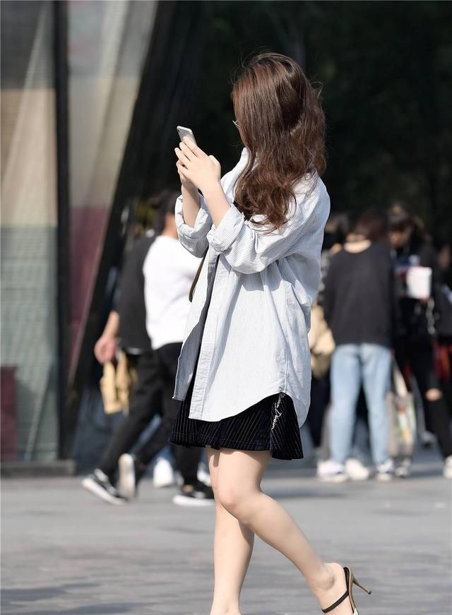 秋天 黑色的短裙,搭配竖条格的白色衬衫,脚下一双尖头细跟凉拖