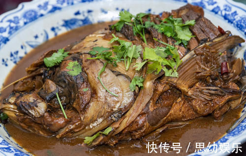 它是鱼腥味的“克星”，炖鱼时倒上一杯，鱼没一点腥味，又香又嫩
