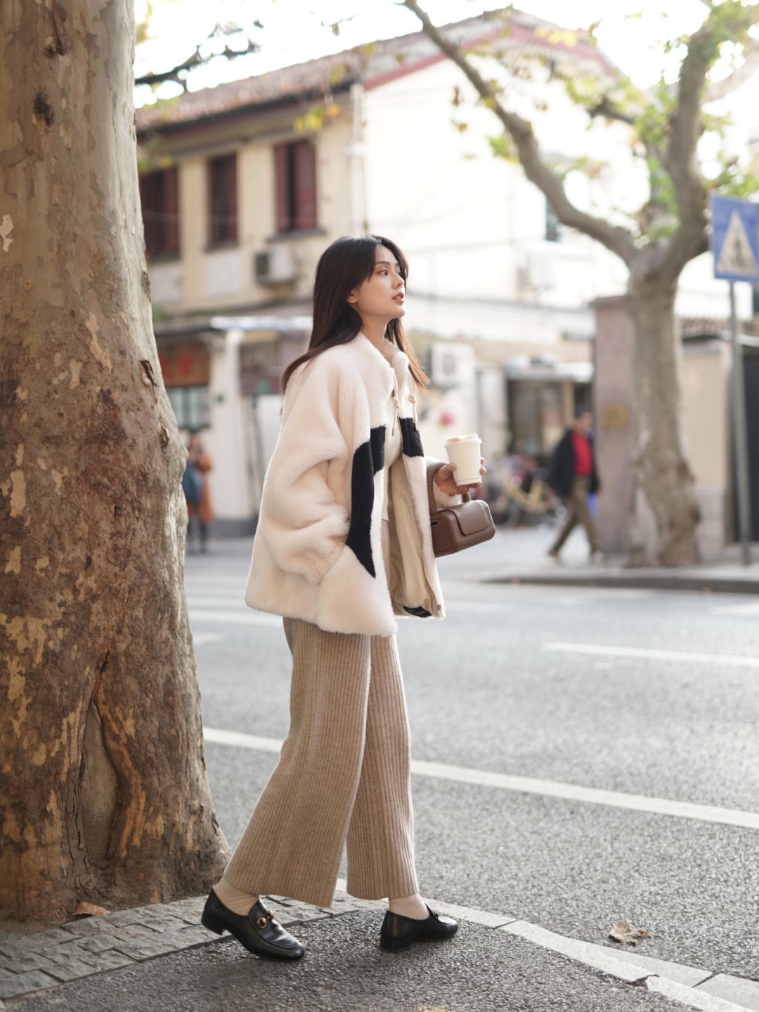 黑色 “毛绒外套”冬季必备单品,入冬这么穿优雅好看,帮你打造好气质