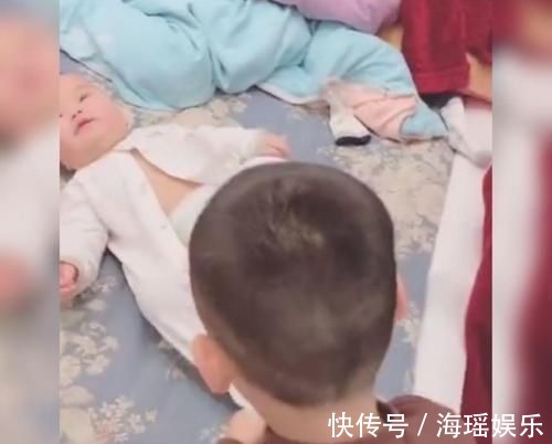 小宝儿|大宝给二宝耐心换衣服,接下来的一个举动暖化人心:满脸都是宠溺