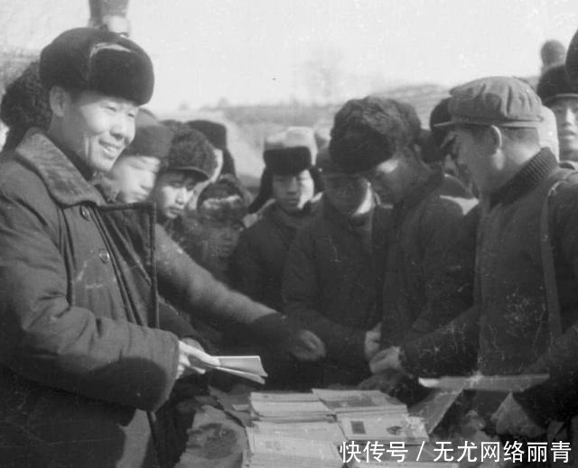 点着煤油灯|45年前东北农村:煤油灯照亮前行路,忆苦思甜是普遍人文现象