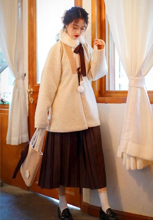 有种汉服叫“冬天第一杯奶茶”，不仅简约大方，还很日常