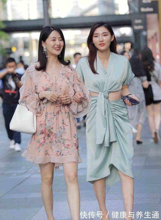 连衣裙 时尚俏皮的连衣裙穿搭呈现时髦气息,展现英姿飒爽,气质不凡!