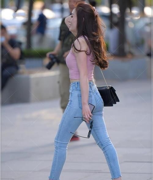 卡其色|美女脚上搭配一双同色系尖头高跟鞋,让她的大气也显得更加的高贵