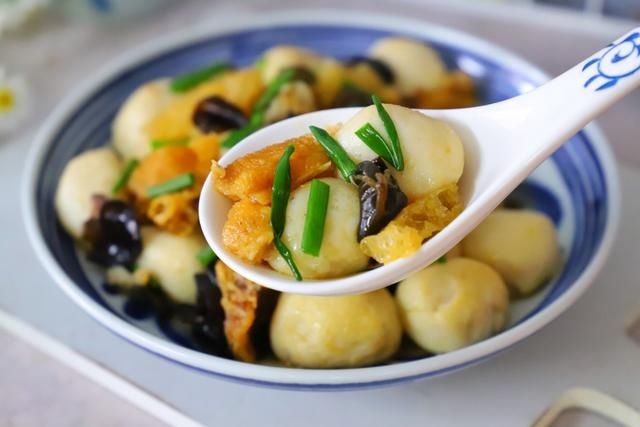 这三种食材放一起，不放肉也很鲜，随手一炒5分钟出锅，简单好吃