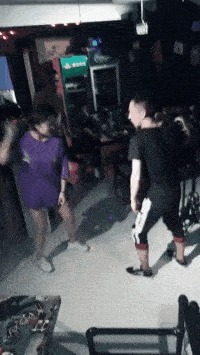 |搞笑GIF:现在这么会勤俭持家的妹子真是不多见了