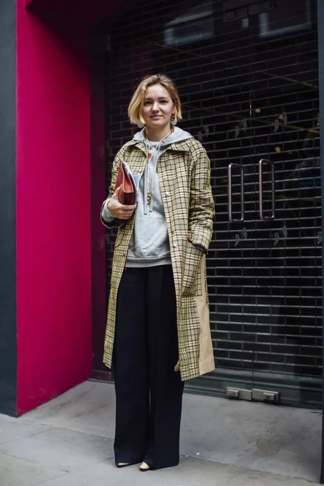 风衣+卫衣=初春最火混搭套路，时髦炸了！