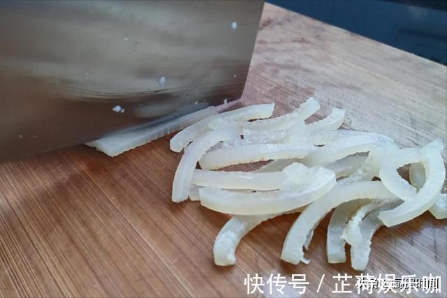 晶莹剔透|水晶猪皮冻应该怎么做？想要晶莹剔透，除了加一步就是放点它