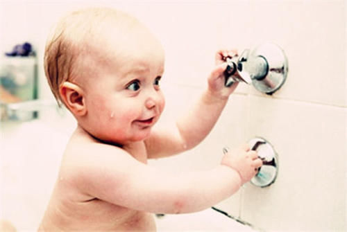 要诀|小孩烫伤急救方法,谨记“冲、脱、泡、包、送”的五字要诀