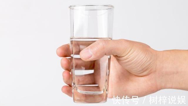 早上空腹|早晨空腹喝水真的养生吗忠告三个细节不注意,喝了相当于白喝
