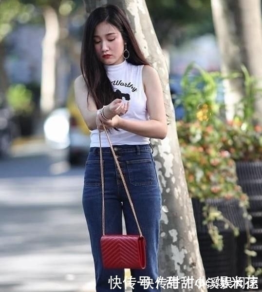 时尚 无袖T恤+喇叭裤,配上细高跟,优雅又大气,尽显时尚辣妈的魅力