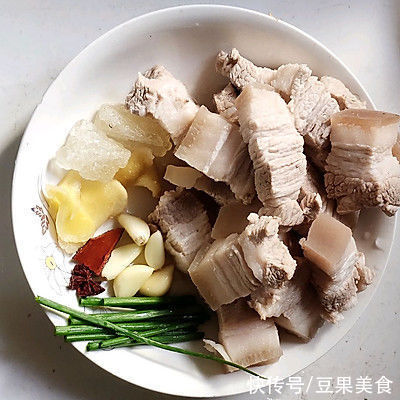 简单易做的虎皮鹌鹑蛋烧肉,让人吃了还想吃