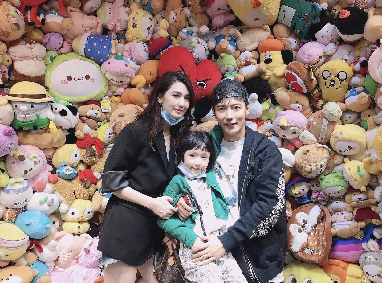 连衣裙|又被洪欣美到了,穿大红色V领吊带裙时髦精致,端庄成熟真有气质