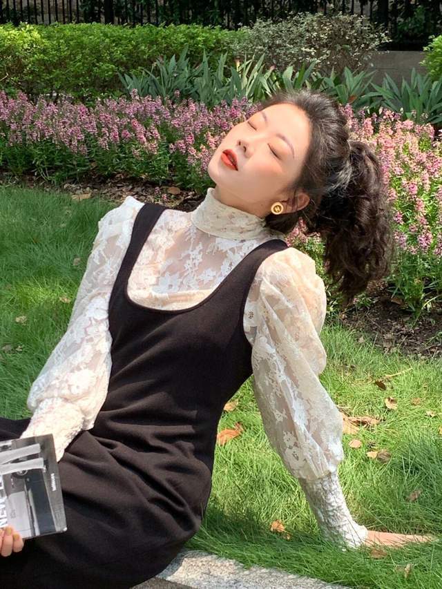 翻领|秋天怎样穿才有气色?身穿一件红色翻领连衣裙,穿上身复古又显白