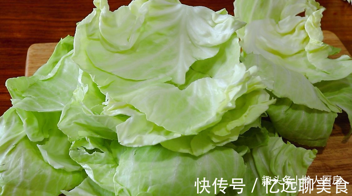 小段|夏天我家就爱这样吃包菜,1.5元一个包菜,人人都吃得起