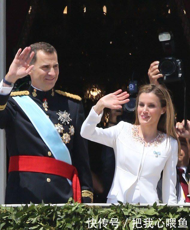 头顶|西班牙王后一夜白头,头顶白发自成潮流,再掀全球奶奶灰发色趋势