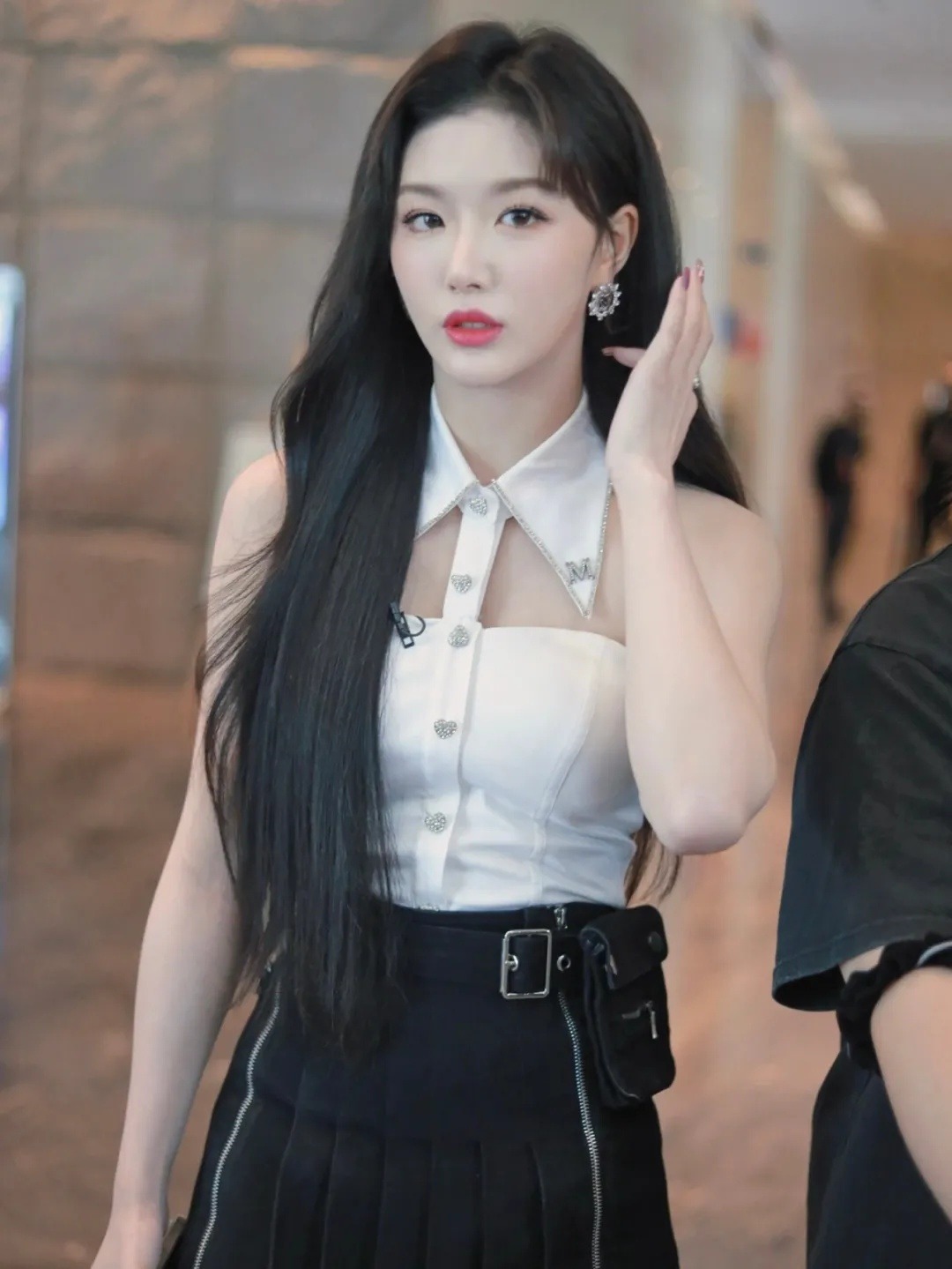 尖领+抹胸|孔雪儿这衬衫够别致,只是“尖领+抹胸”就要上千块,怪美的