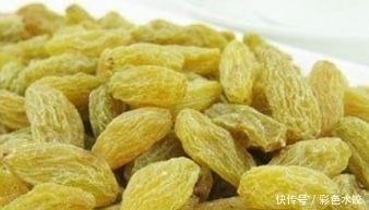 葡萄干不要当零食吃了,如此搭配泡水喝,气血足了,晚上睡眠好